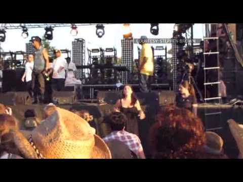 Popular ASL Interpreter Moves to the Music - YouTube