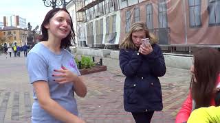Девчонки отрываются на улице! Поют от души! Street! Music! Song! Buskers! Девчонки отрываются на улице! Поют от души! Street! Music! Song! Buskers!