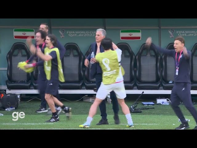 Atacante do Irã quase estrangula treinador em comemoração; veja, irã
