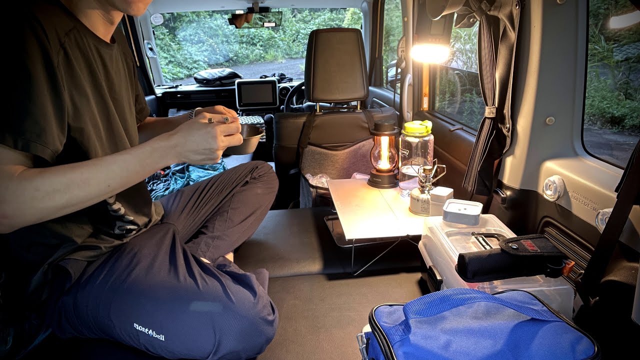 [36-я ночь] Автомобильный лагерь с легковой машиной и заброшенной дорогой, где никого нет.