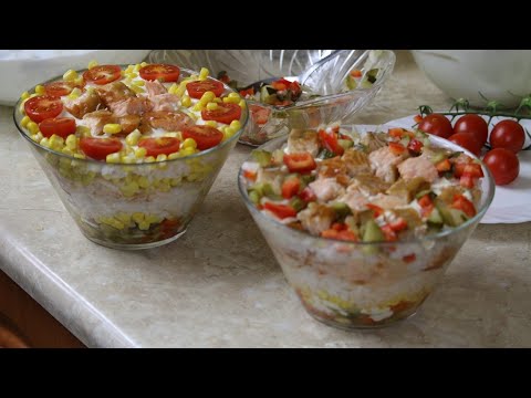 Wideo: Jak Zrobić Sałatkę Z Ryżem, Krewetkami I Wędzonym łososiem