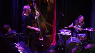 Video thumbnail of "Franska trion - In i din famn (live at Folk)"