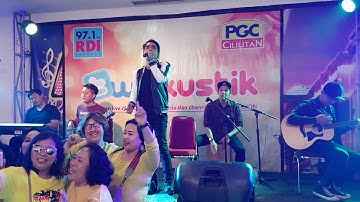 Live accoustic asbak band -aku bukan dia-