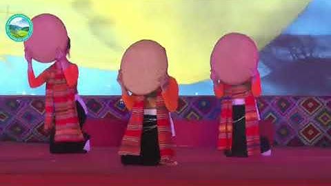 Múa bức tranh thổ cẩm...do tốp múa Xã Nà Phòn huyện Mai Châu biểu diễn