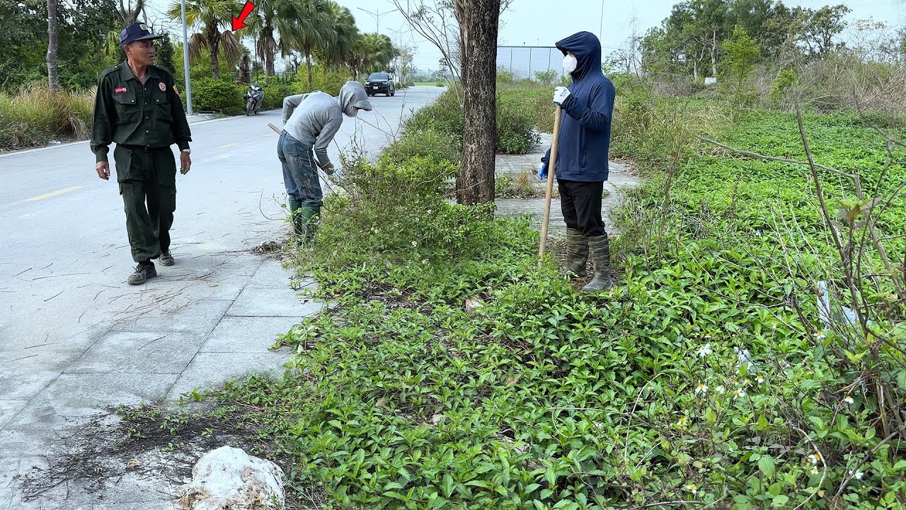 Мужчина заподозрил что-то неладное и оглянулся, когда увидел, что мы идем чистить тротуар.