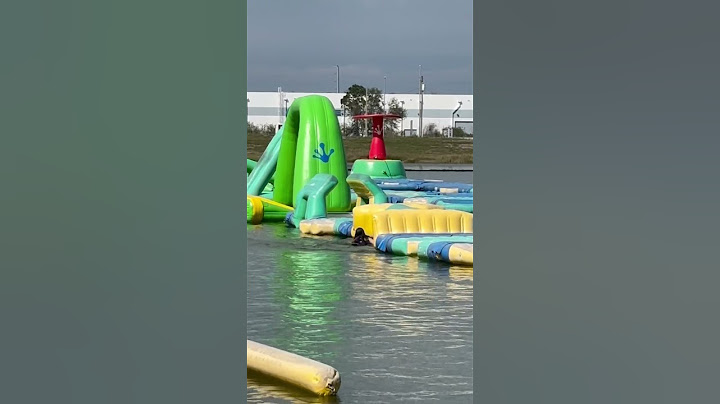 Caindo do inflável 😅 no parque aquático
