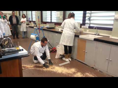 Simulacro de emergencia en laboratorio químico. Derrame II. Alumnos en prácticas