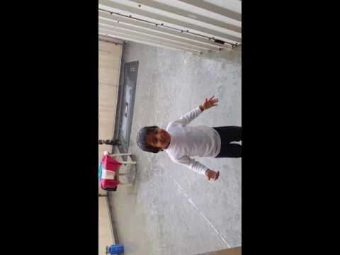 اطفال يلعبون بالمطر