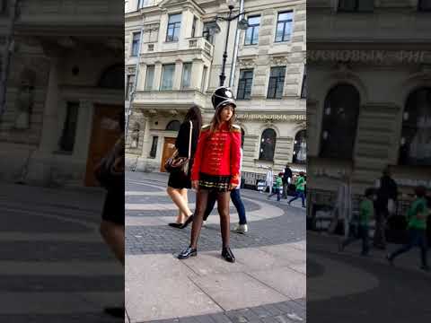 Как обламывают девушек в коротких юбках недалеко от Дворцовой площади