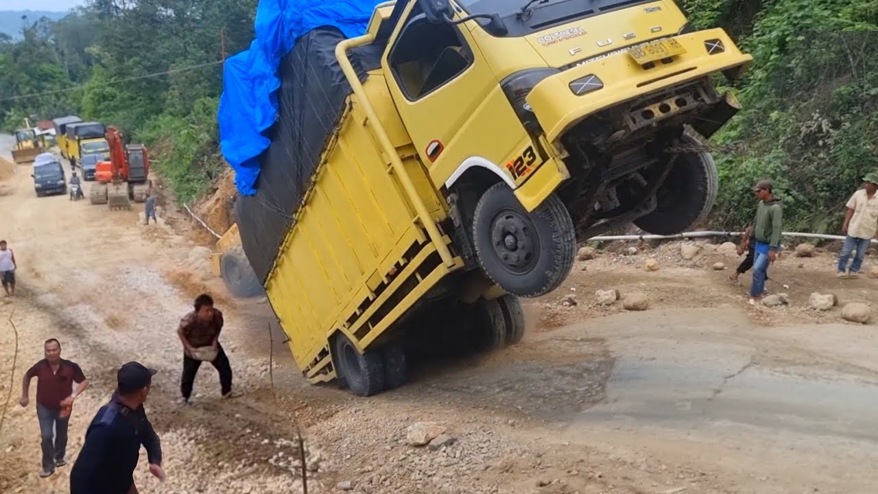 Mobil Truck Jumping Tinggi, Nyaris Terguling Di Tanjakan Ekstrem Batu Jomba