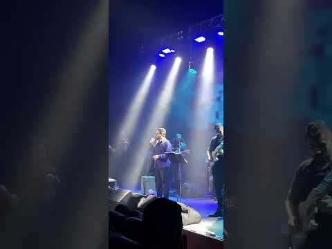 اجرای ترانه علاج کنسرت روزبه بمانی اکومال کرج ۹ آبان ۴۰۳  کنسرت 