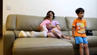 20110903_媽媽抱禕禕在沙發上