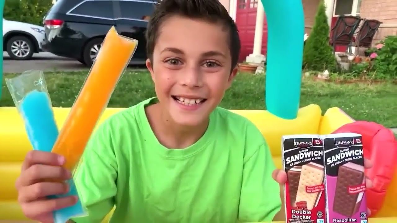 Хајди и Зидан се играју са новим играчкама за базен на надувавање