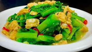 Это простой и вкусный способ яичницы с листьями салата, хрустящей и освежающей,питательной и вкусной