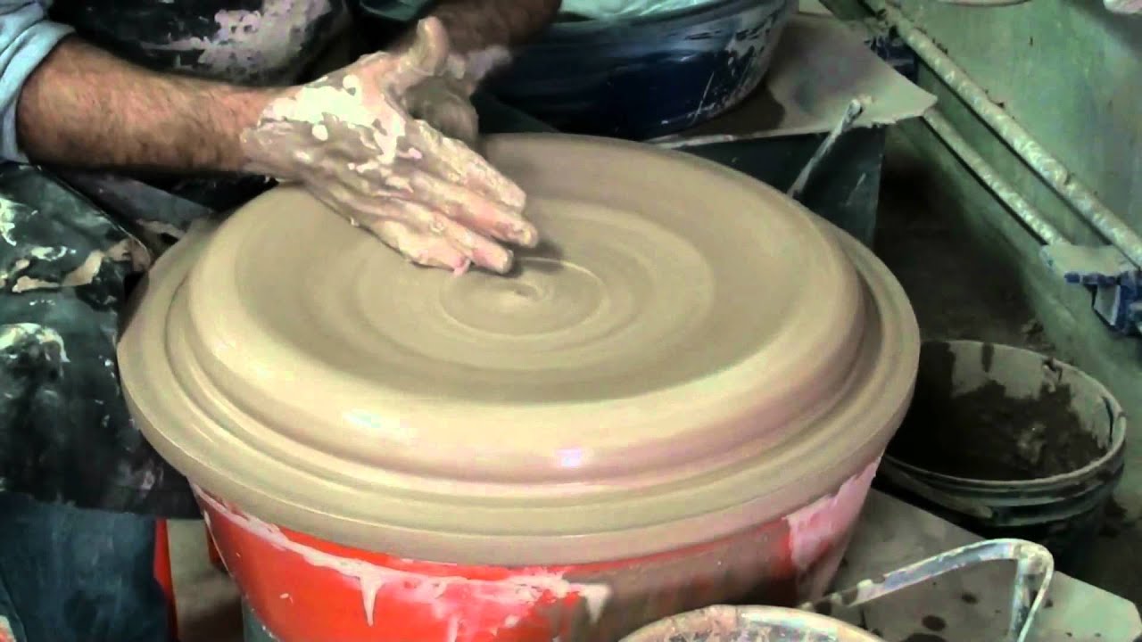 Alfarería, torneando un plato de 50 cm de diámetro:Francisco Lorusso