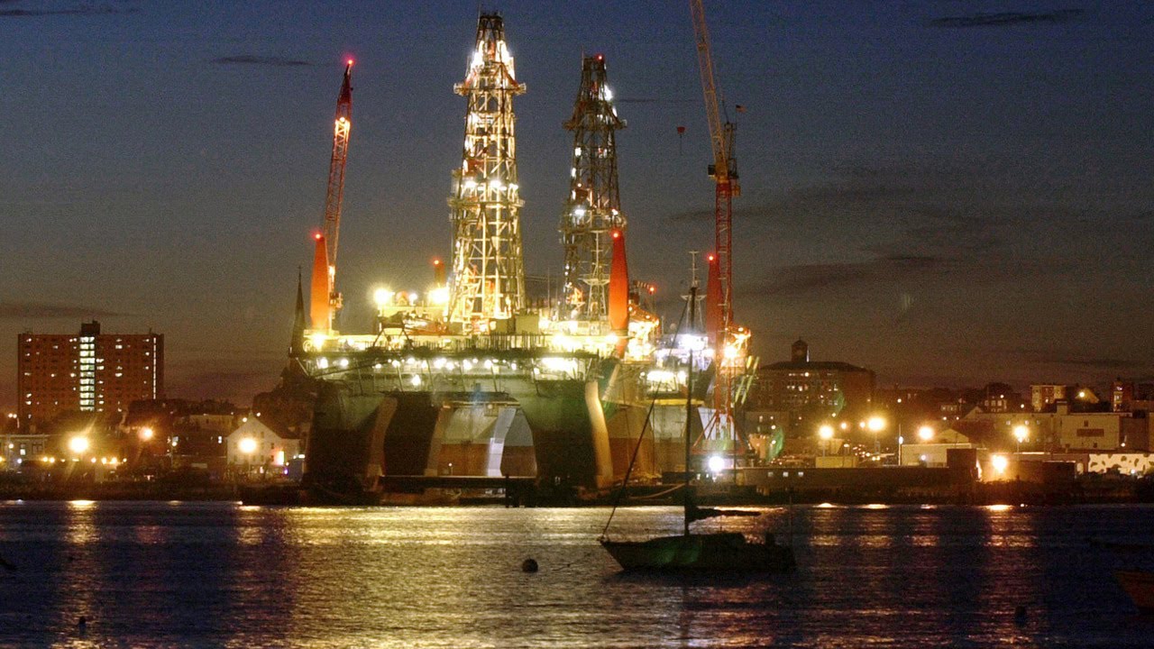 Oil Lower as Iran Deal Waits