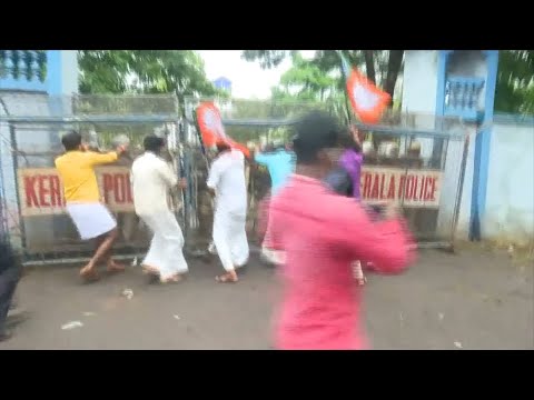 യുവമോർച്ച പ്രവർത്തകർ നടത്തിയ മാർച്ചിന് നേരെ പോലീസ് ജലപീരങ്കി പ്രയോഗിച്ചു