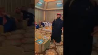 شاهد شاب  يحمل رشاش في مجلس ويفاجئ أحد الحضور بإلقاء الأموال عليه قناتي الاحتياطيةبالوصف 👇