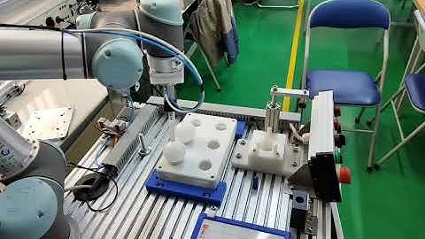 HỌC VIÊN THỰC HÀNH VỚI ROBOT CỘNG TÁC UNIVERSAL ROBOTS TẠI TPA - EDU