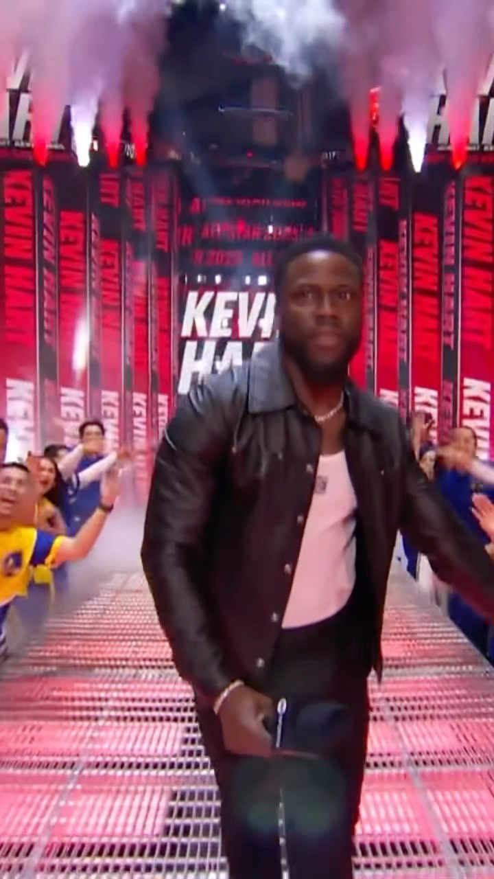 Kevin Hart makes his entrance ?