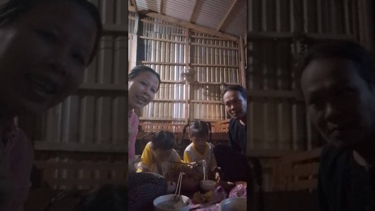 Cả nhà ăn sáng hủ tiếu chay #