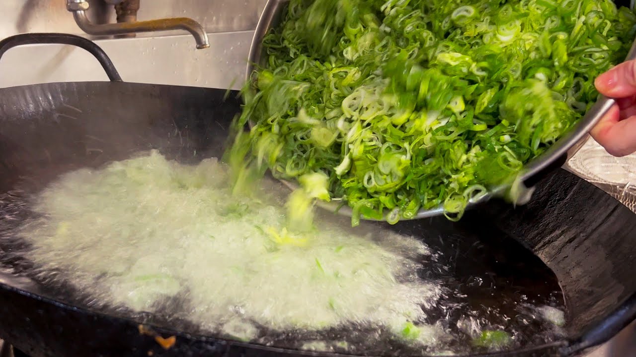 ねぎそば 　soft green leek with fried noodle.