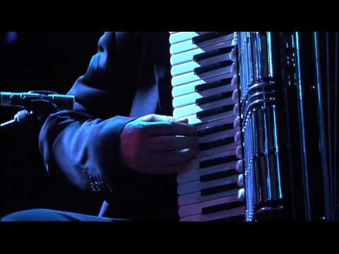 Alex Roeka - Gestreeld en Gekrast