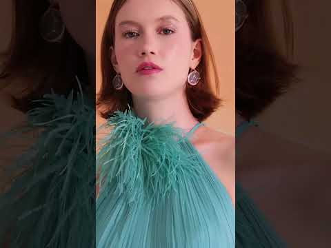 Vestido longo em musseline tarquinado, com boá de plumas e renda francesa.