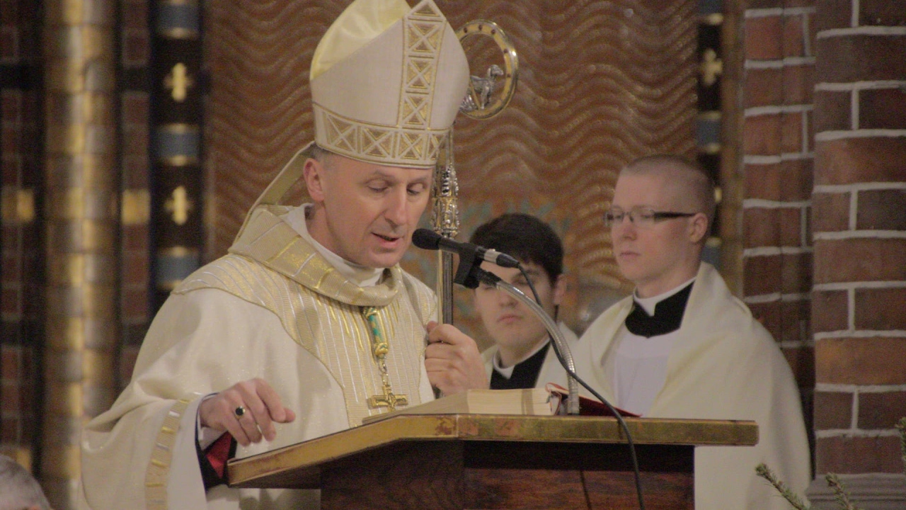 Bp. M. Solarczyk do konsekrowanych: Jesteście strażnikami świątyni Pana (homilia z 2 II 2017 r.) - YouTube