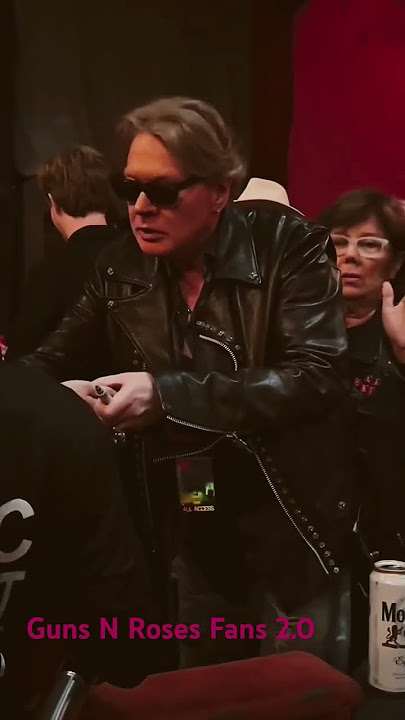 Axl Rose Signing autographs video captured from another angle, we can see Betta Leváis #axlrose