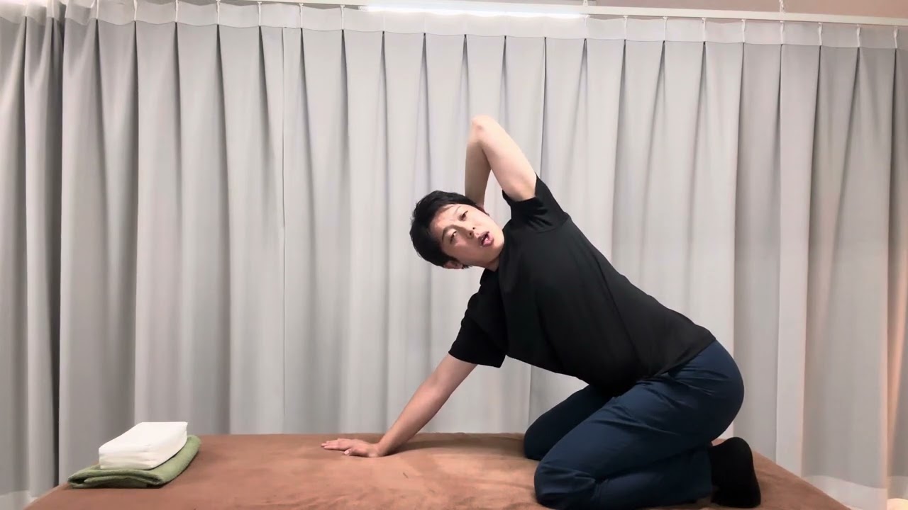 お腹側を固定して胸の開きを作る運動