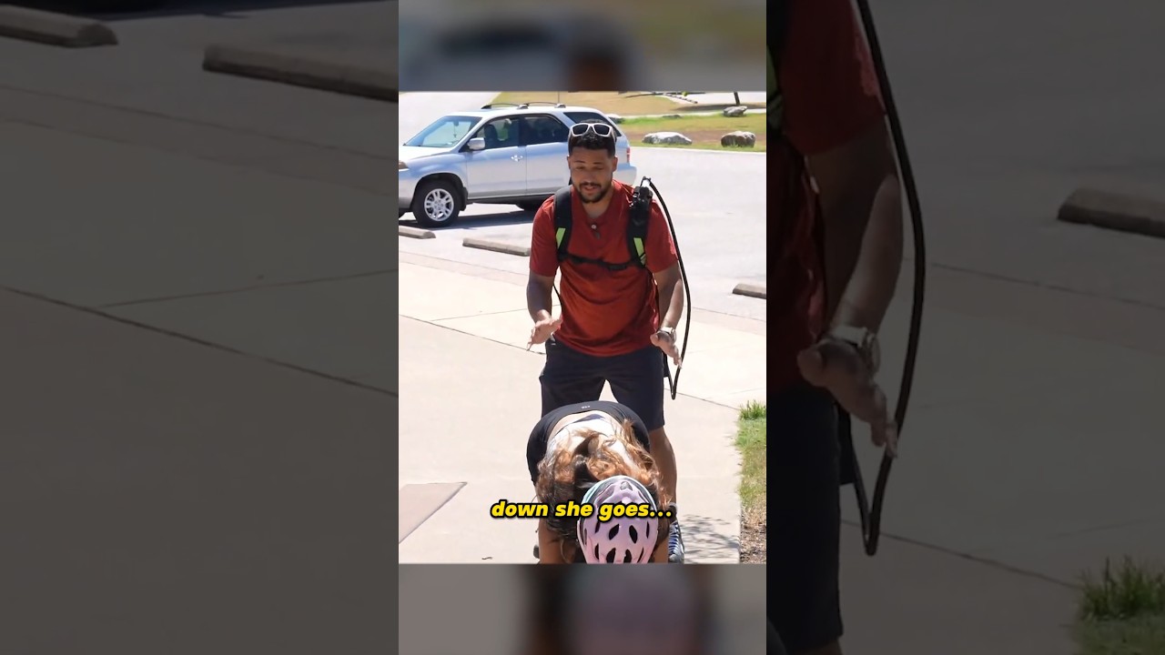 «Мне это неудобно» Эмили учится кататься на коньках