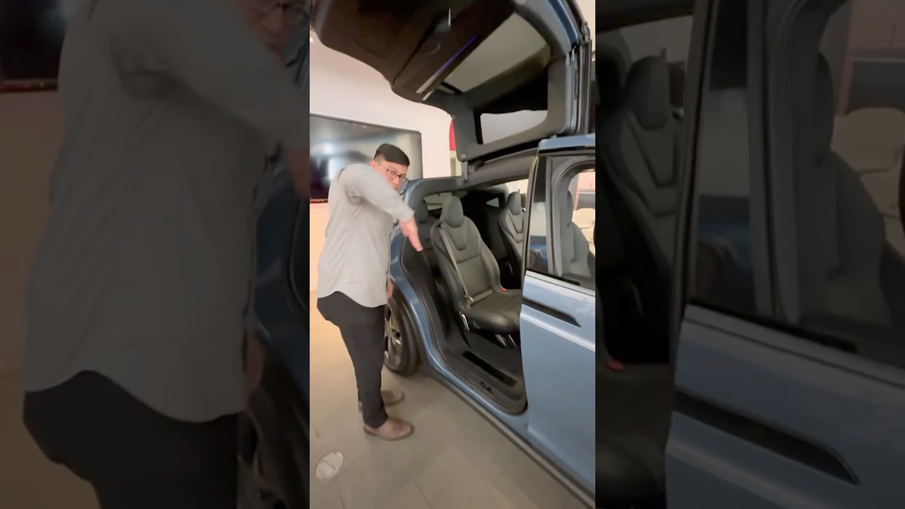 “Tesla Model X's Falcon Wing Doors Can Open Between Cars”@ Tesla Showroom, Hawaii, USA (15 Jan 2026)