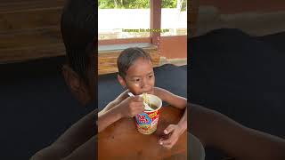 Ngerjain Tuan Faruq Yang Lagi Makan