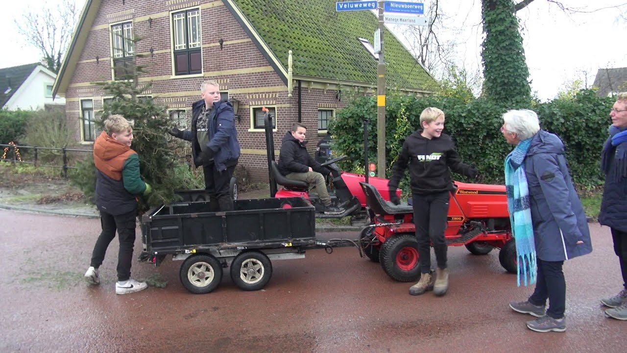 Waarlandse jeugd met minitrekkers op Kerstbomenjacht