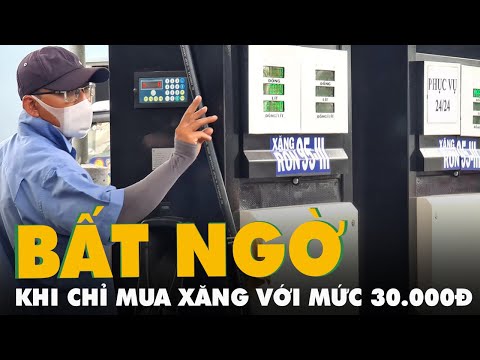 Khách hàng một số cây xăng ở TP HCM bất ngờ khi chỉ mua xăng với mức 30 000 đồng xe máy