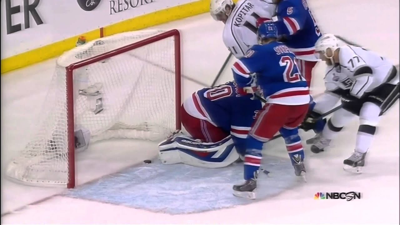 la-kings-would-be-tying-goal-stopped-by-snow-on-the-ice-kings-vs