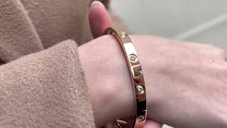 Vidéo: Bracelet Cartier Love (Ref B6040517) en or rose 18 Cts avec dix diamants (0,96 Cts). Taille 19