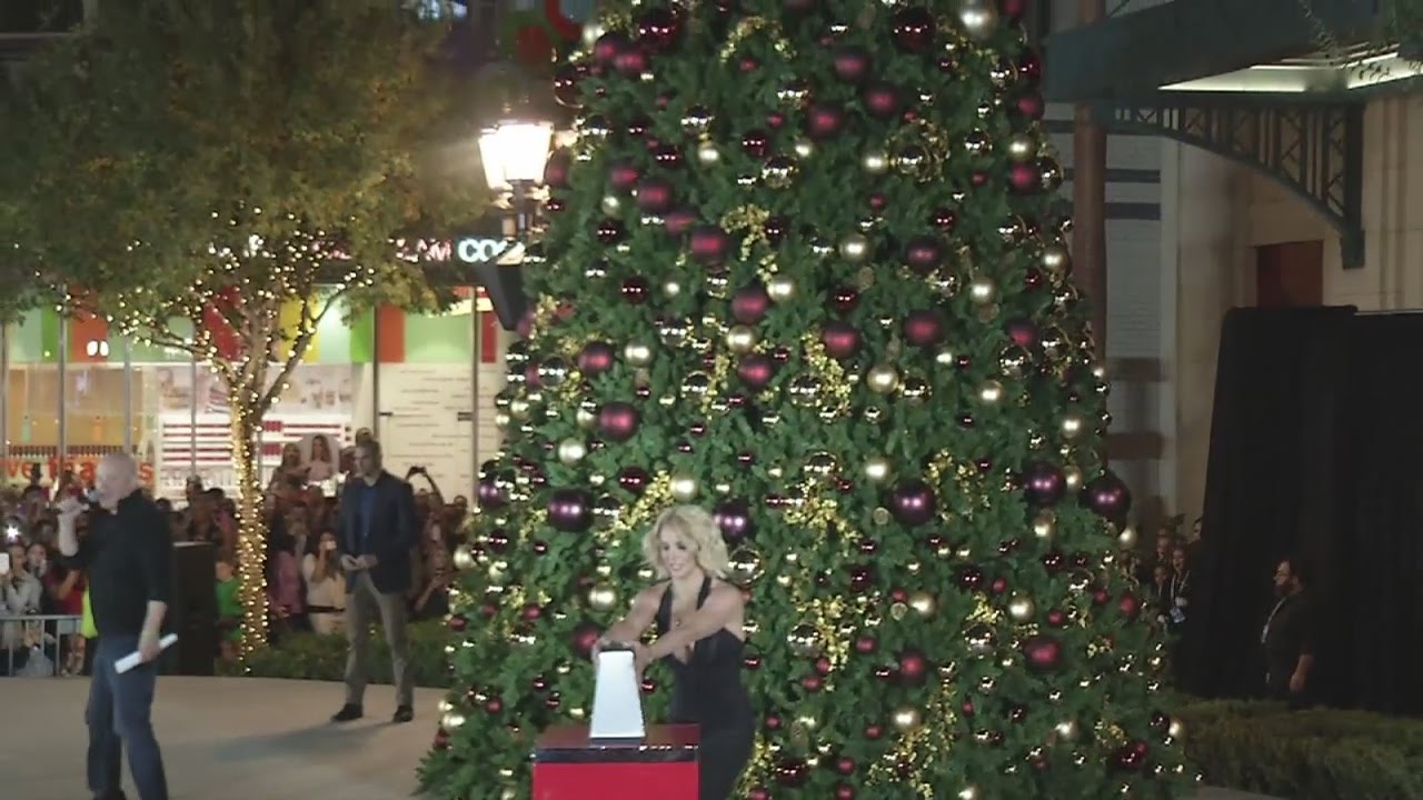 Britney Spears lights Christmas tree at Linq Promenade YouTube