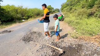 माऊलीच्या पप्पाने रस्त्यावरचे खड्डे बुजवले 🔥