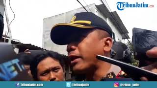 Download lagu Suasana Penggeledahan Rumah Pelaku Bom Polrestabes Surabaya