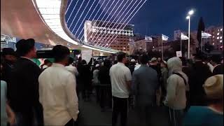 מאות מפגינים בגשר המיתרים בירושלים במחאה על המעצרים המנהליים