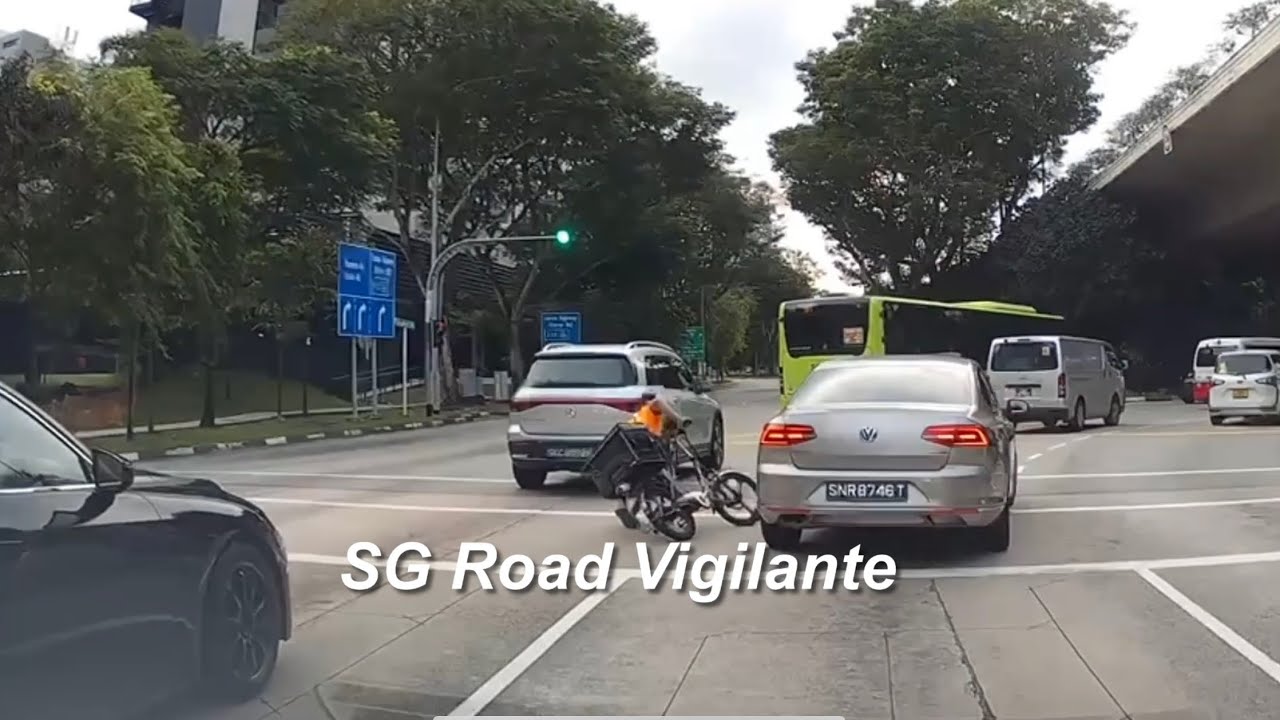 26dec2024 Braddell Road cyclist on #pab fail to conform to red light ...