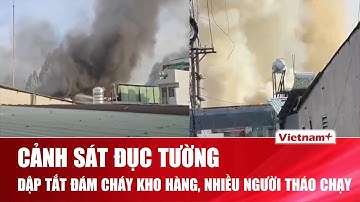 Cảnh sát đục tường, leo mái tôn để dập đám cháy kho hàng ở TPHCM, nhiều người hoảng loạn tháo chạy