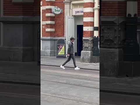 Mensen worden gefouilleerd bij aankomst Leidseplein Amsterdam vanwege Ajax-Heerenveen.