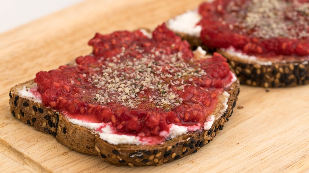 Rôties avec fromage de chèvre et framboises | recettes adaptées à l’arthrite