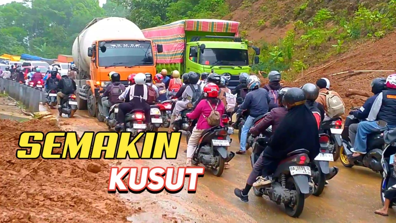 KEMACETAN TAK TERHINDARI, Jalur Sitinjau Lauik Semakin Kusut
