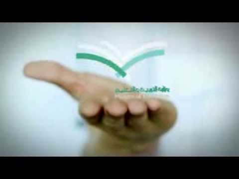 عرض لفاصل يد تحمل شعار وزارة التربية والتعليم