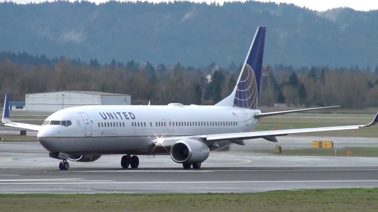United Airlines N37408 737-900 Takeoff Portland Airport (PDX) airbus a220