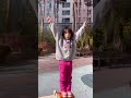 동생에게 치어리딩을 시켜보았다.